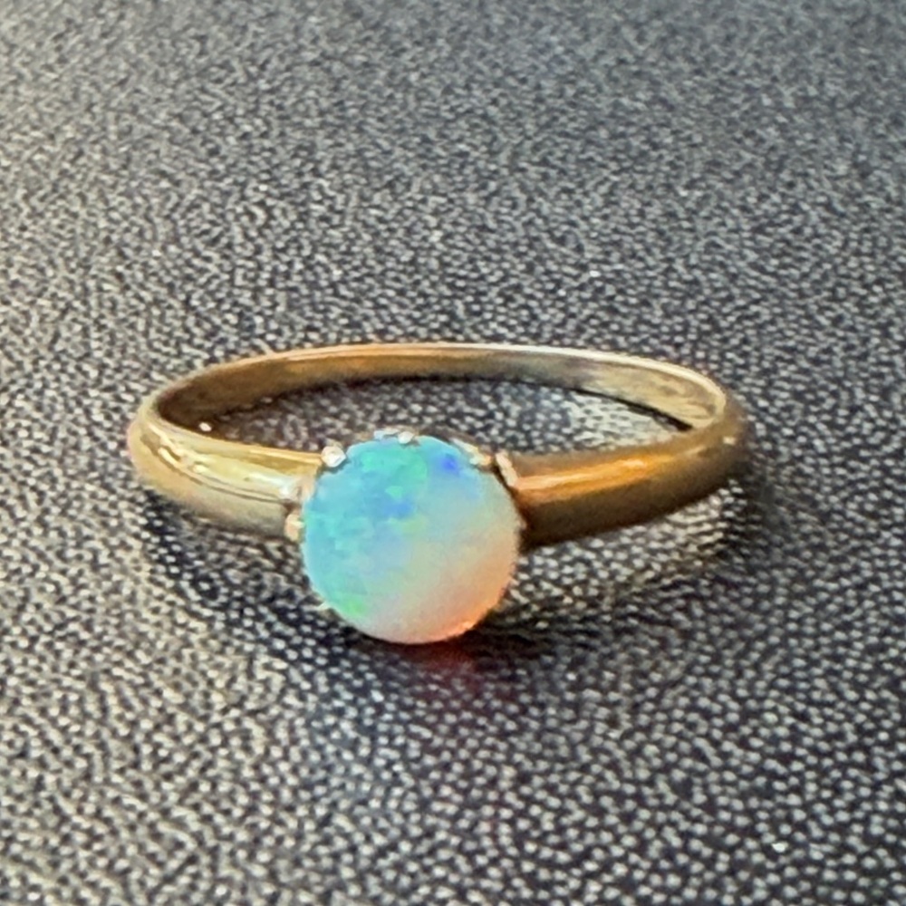 Vintage classic 14k yellow Gold and Opal Ring